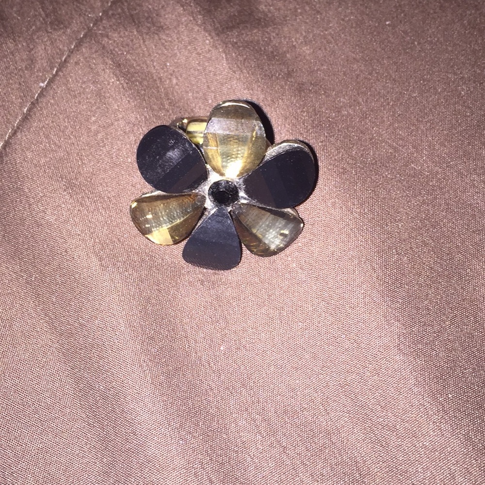 Black and gold stretchy flowered ring